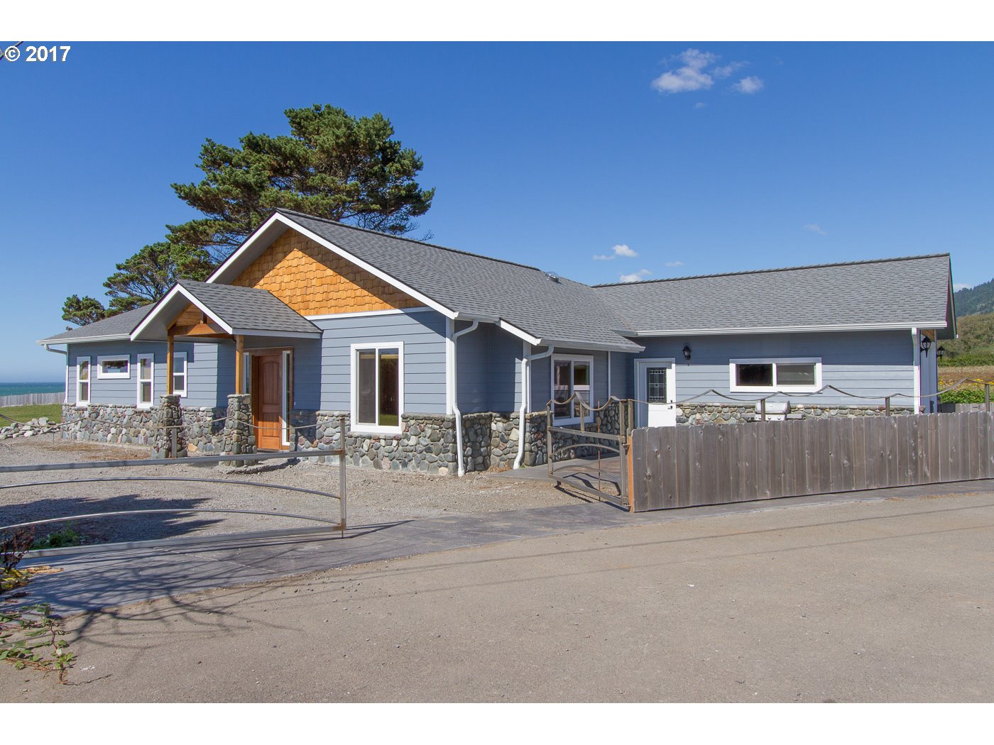 98672 FOX DR, BROOKINGS, OR 97415