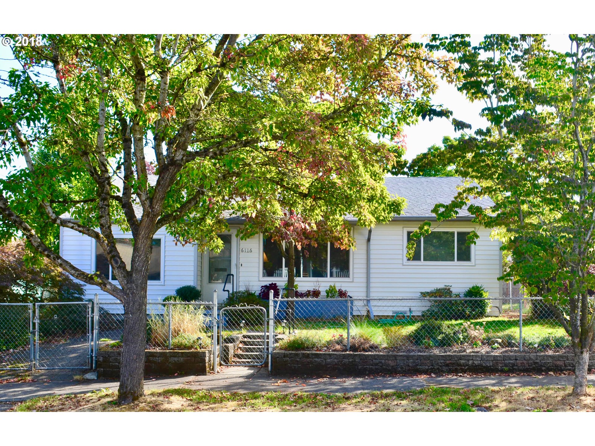 6116 Ne 14th Ave Portland Or 97211 Living Room Realty 400 000