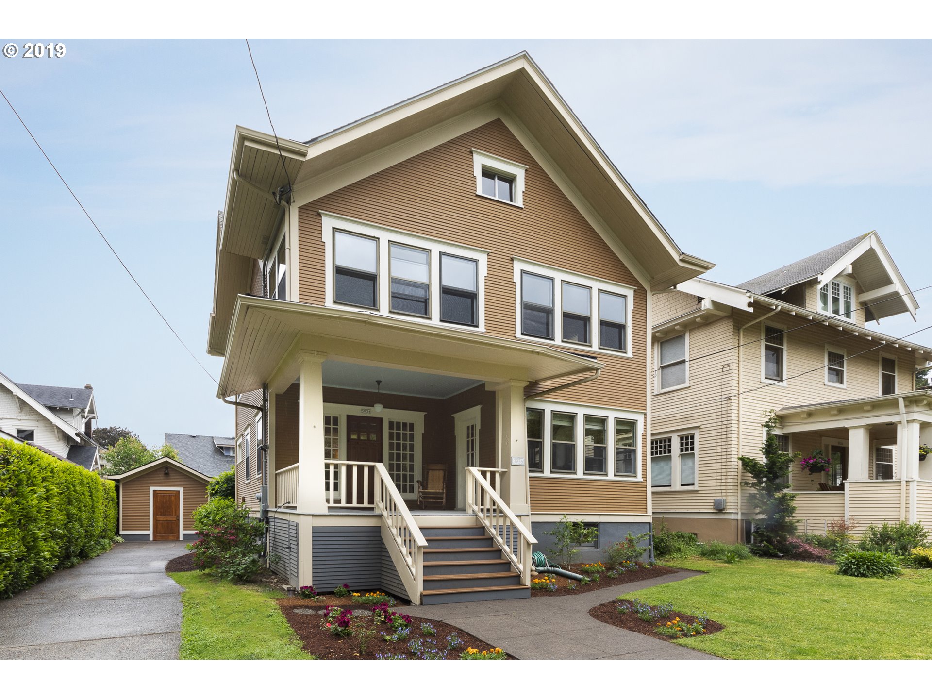 In the heart of Alameda, this Stately Old Portland Home Shines Living