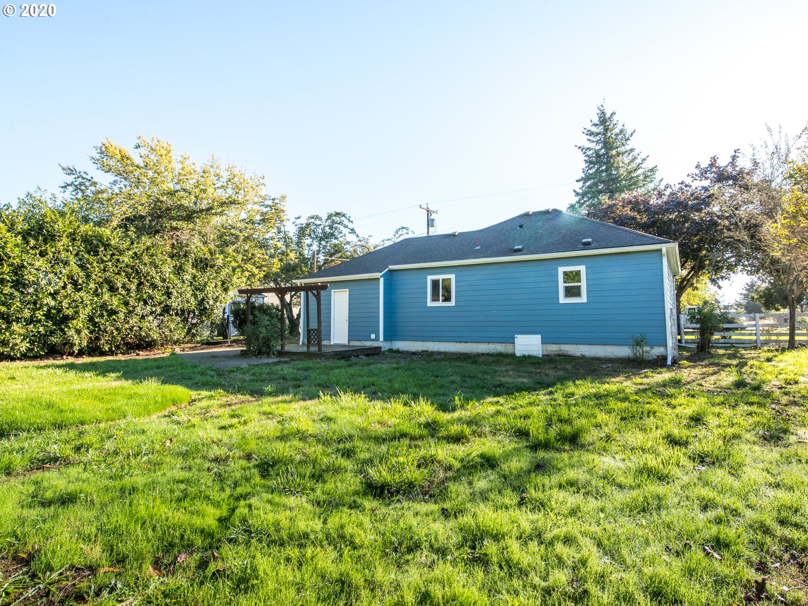 Light and Bright in Downtown Molalla Living Room Realty