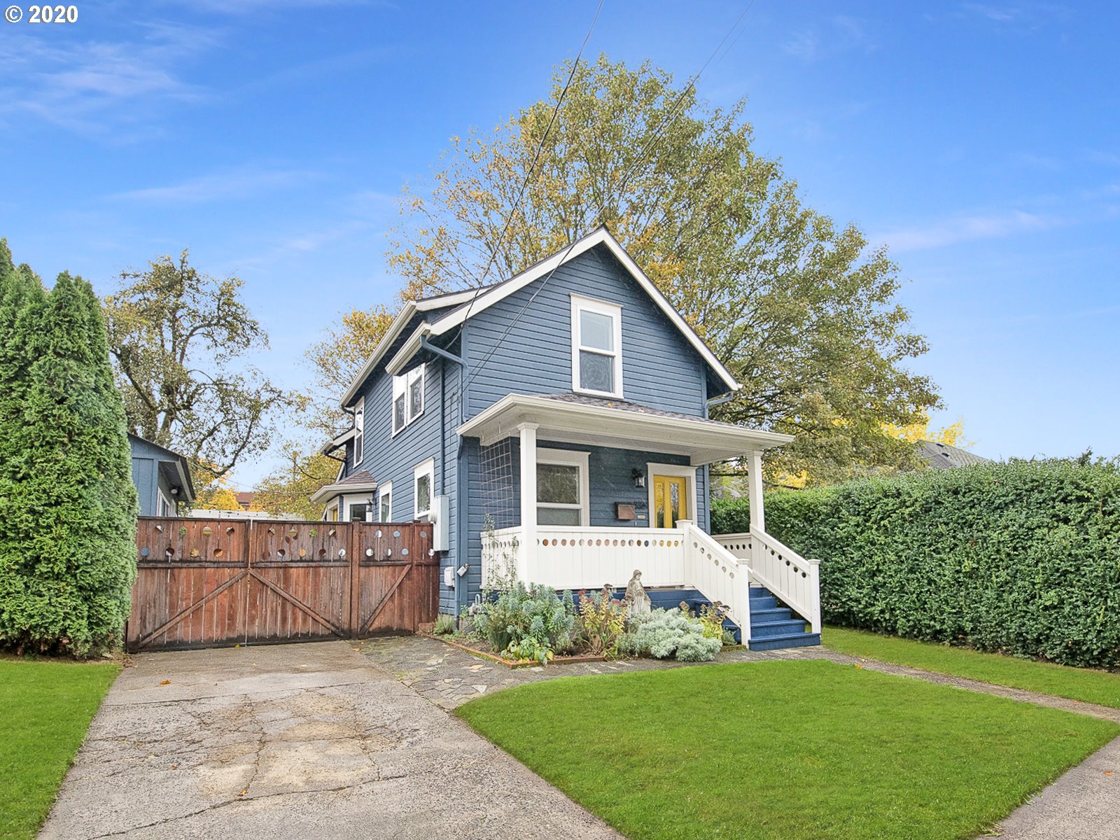 PICTURE PERFECT ST. JOHNS Living Room Realty