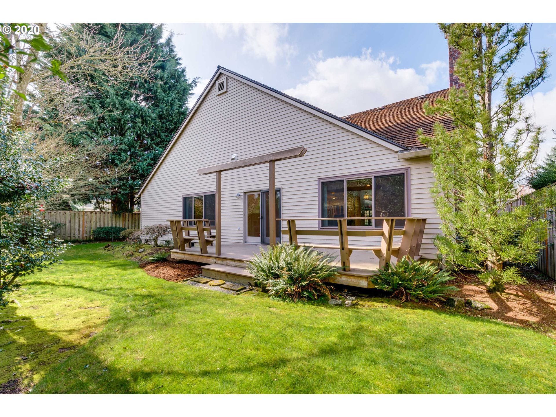 Stunning SingleLevel in Fox Hill! Living Room Realty