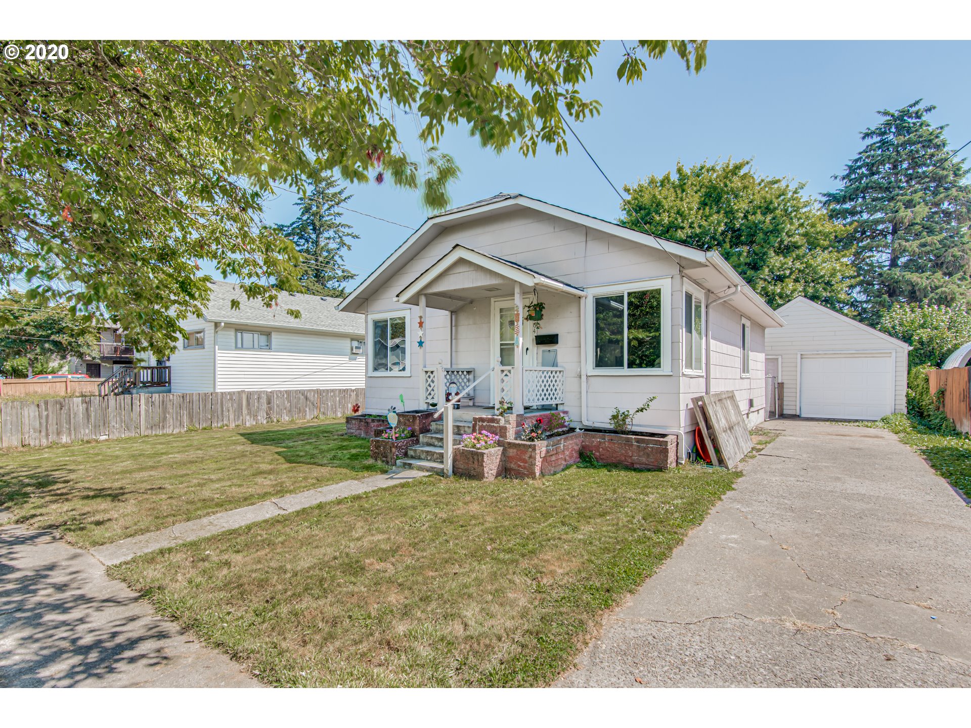 1064 8TH AVE (1 of 20)