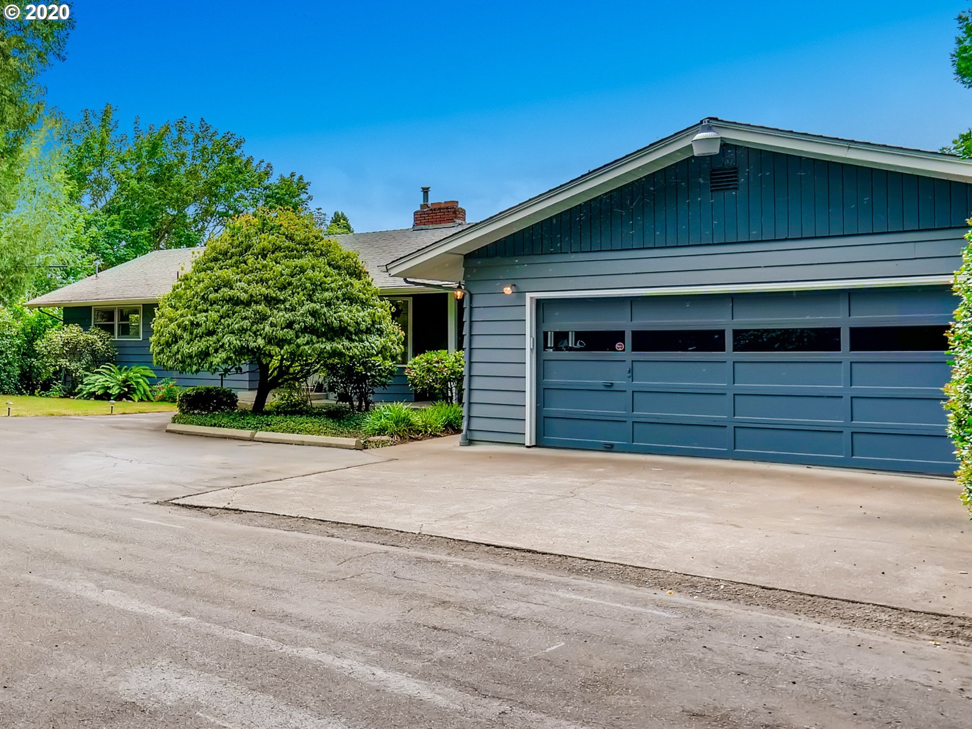 831 MEADOWLAWN DR (1 of 32)
