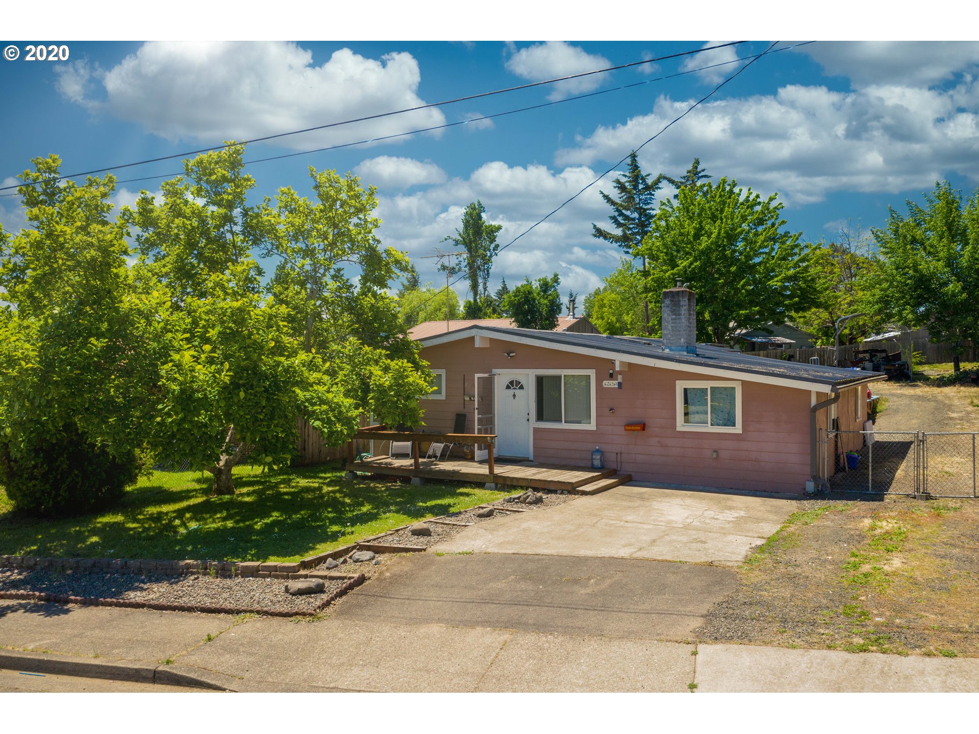 250 NW PLUM AVE (1 of 25)