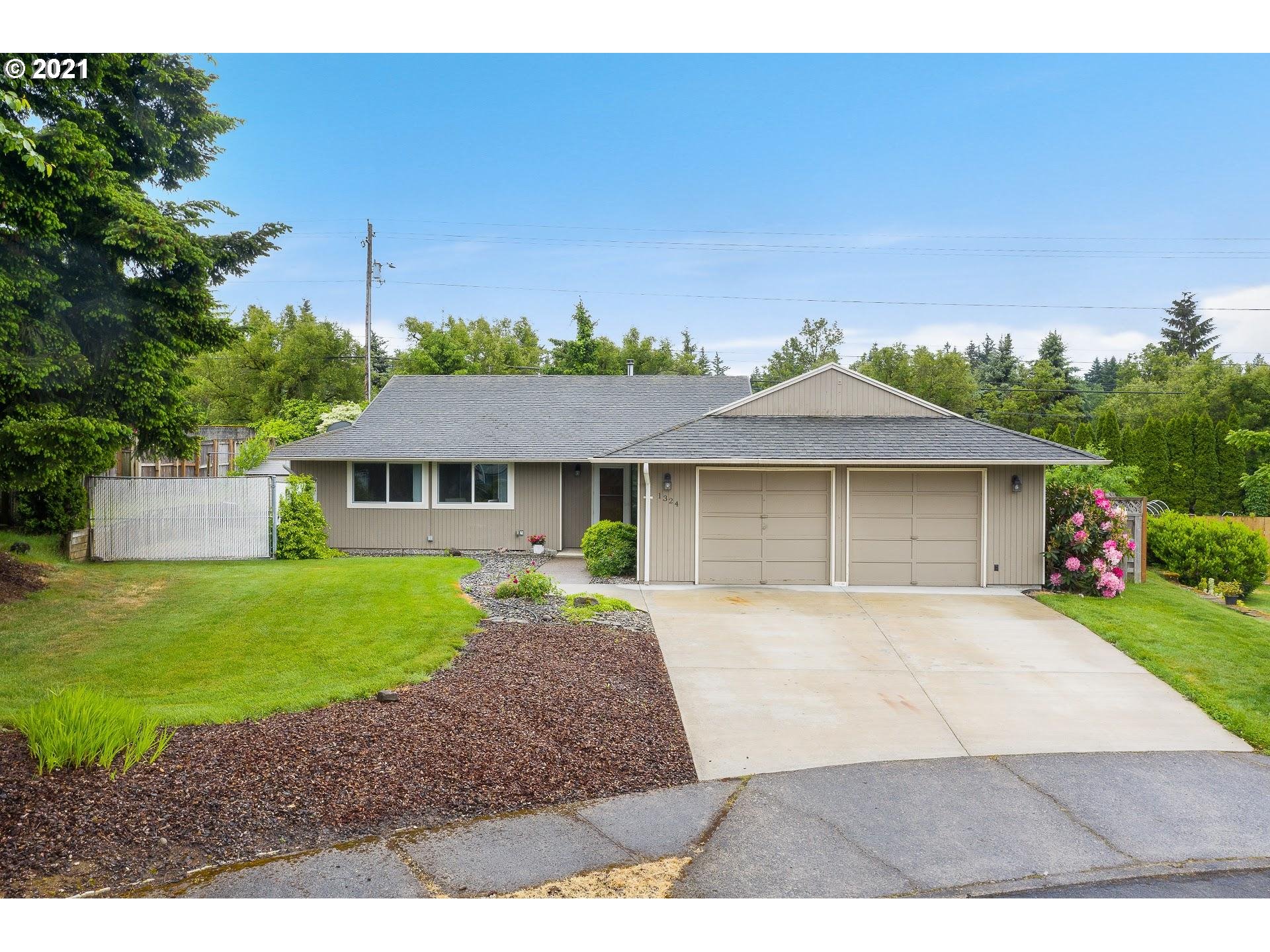 1324 SE 211TH AVE (1 of 27)