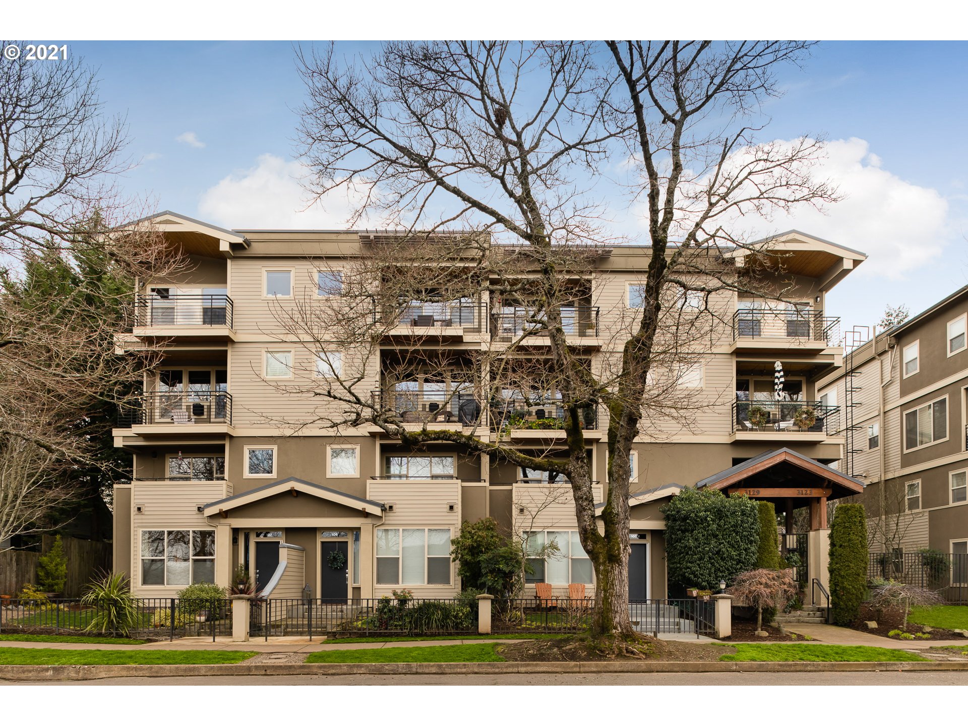 More Details about MLS # 21144490 : 3129 N WILLAMETTE BLVD 207