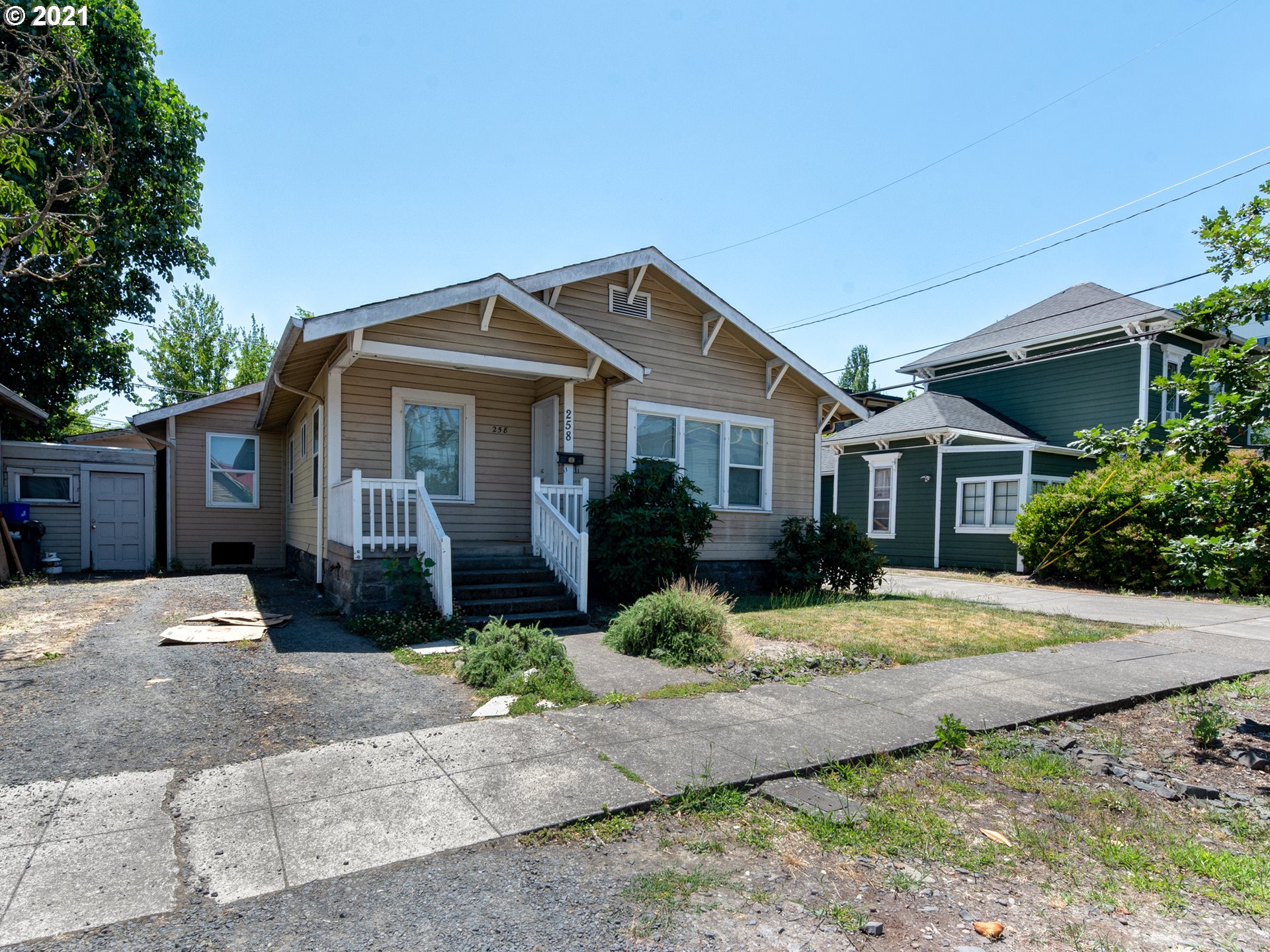 258 E 16TH AVE (1 of 19)