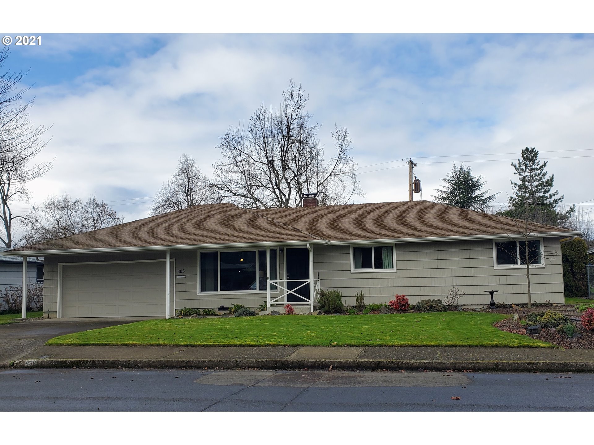 885 E 39TH AVE (1 of 26)