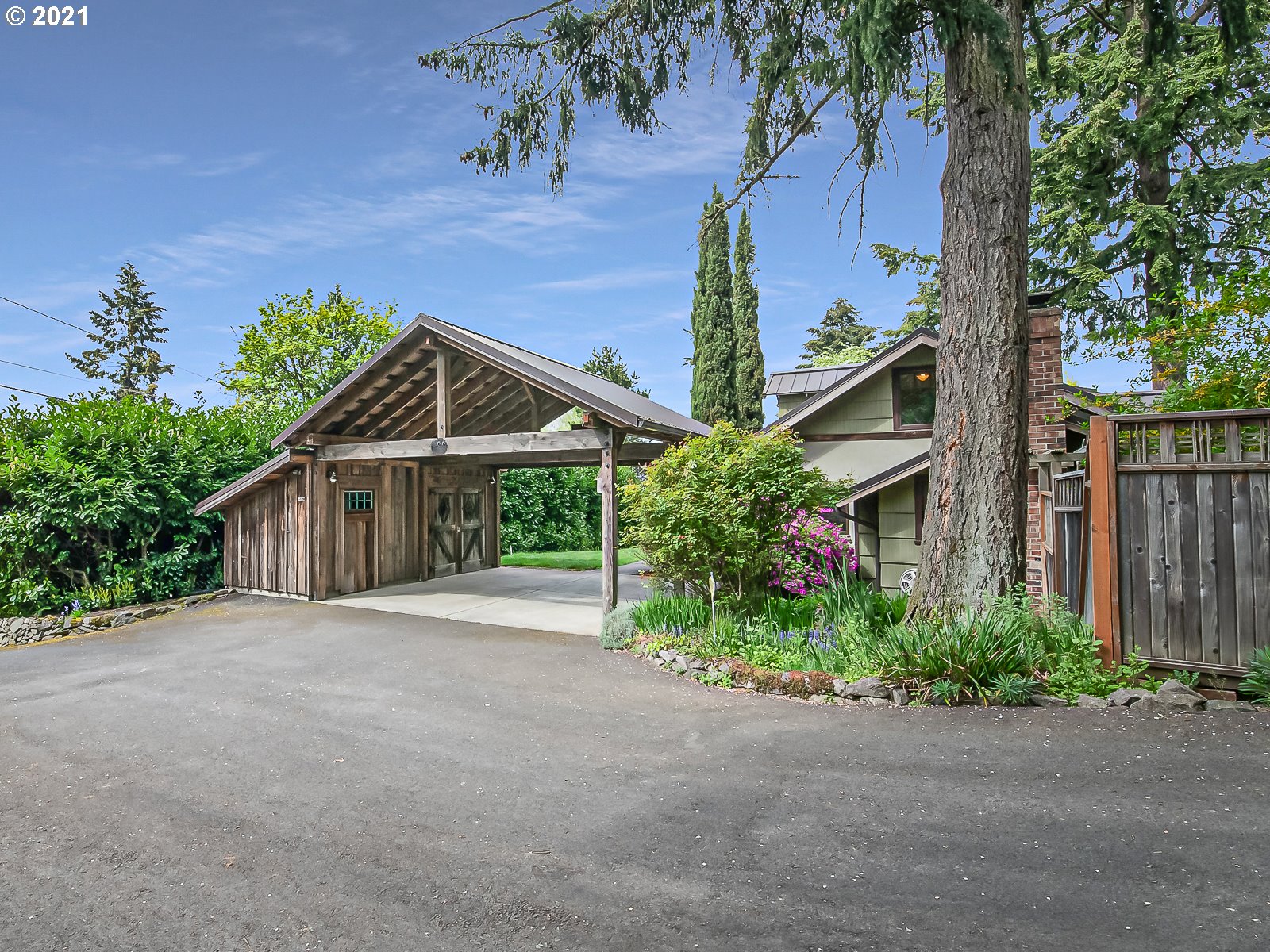 Bespoke Cedar Mill Retreat Living Room Realty