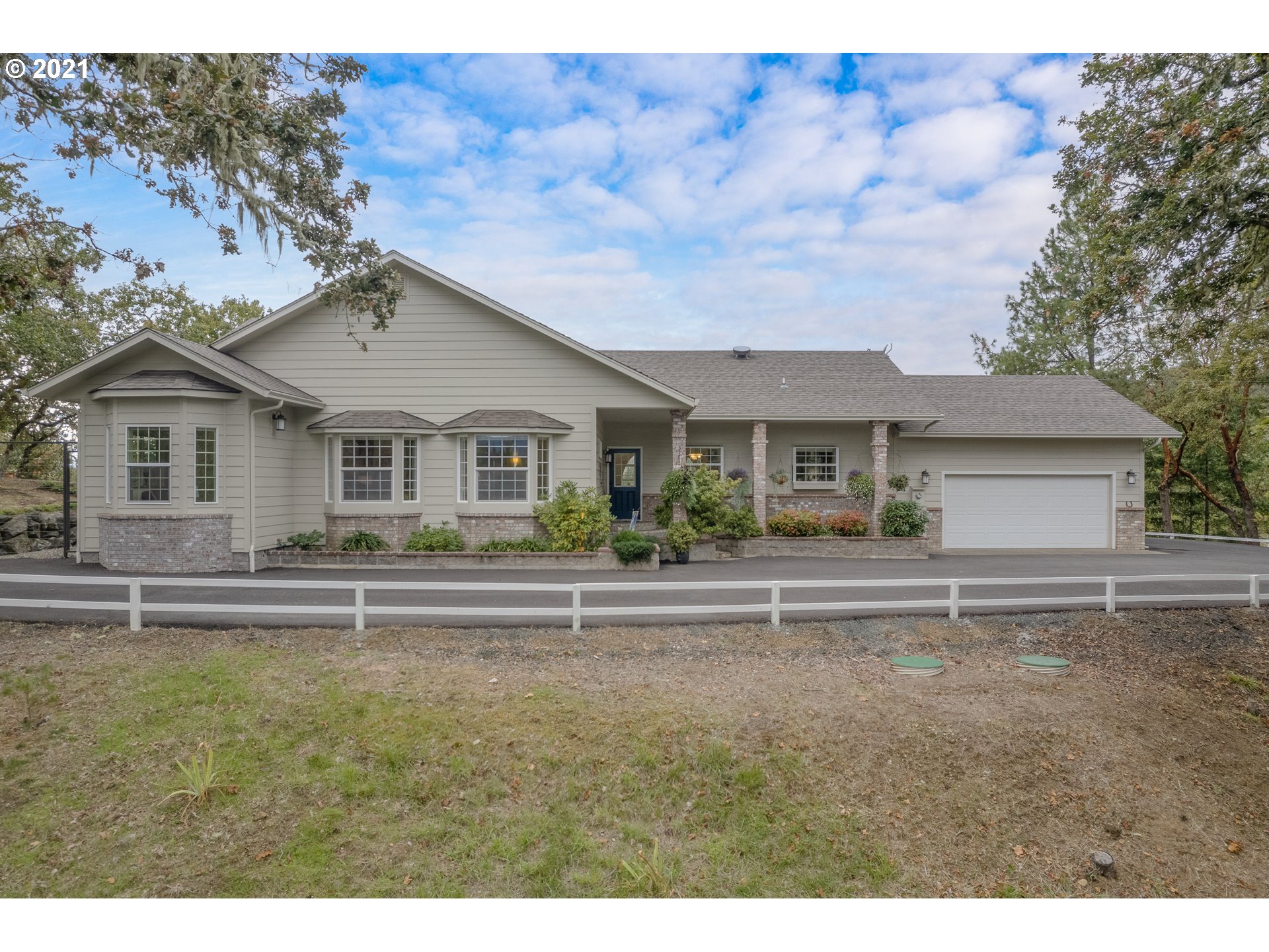 944 CATTLE DR (1 of 32)