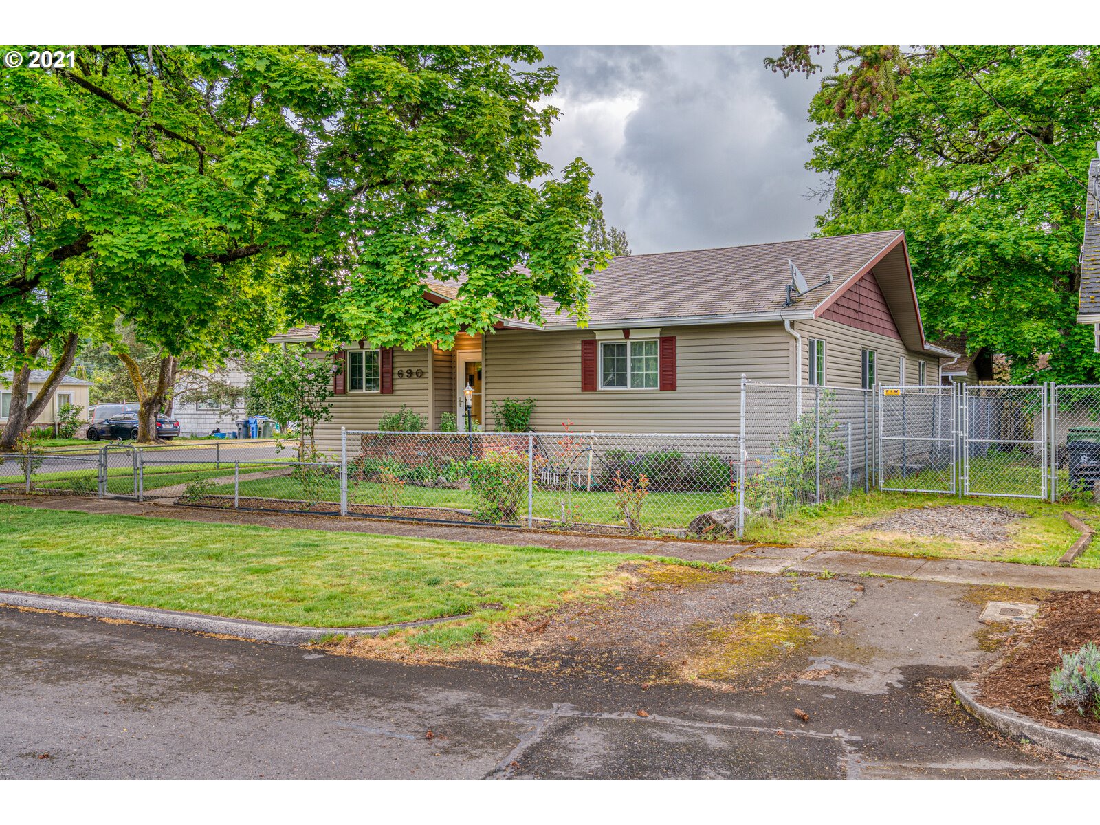 690 NW KINGWOOD AVE (1 of 25)