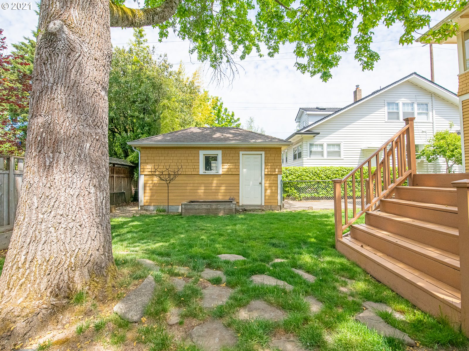 CLASSIC ROSE CITY PARK FOUR SQUARE! Living Room Realty