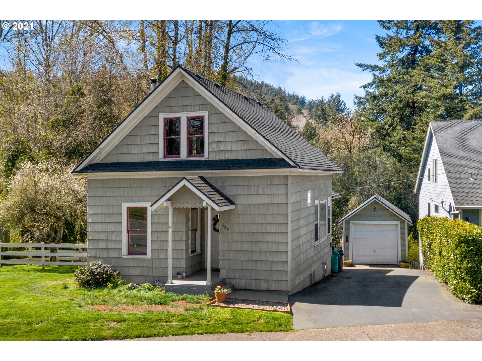 647 SE ROBERTS AVE (1 of 31)