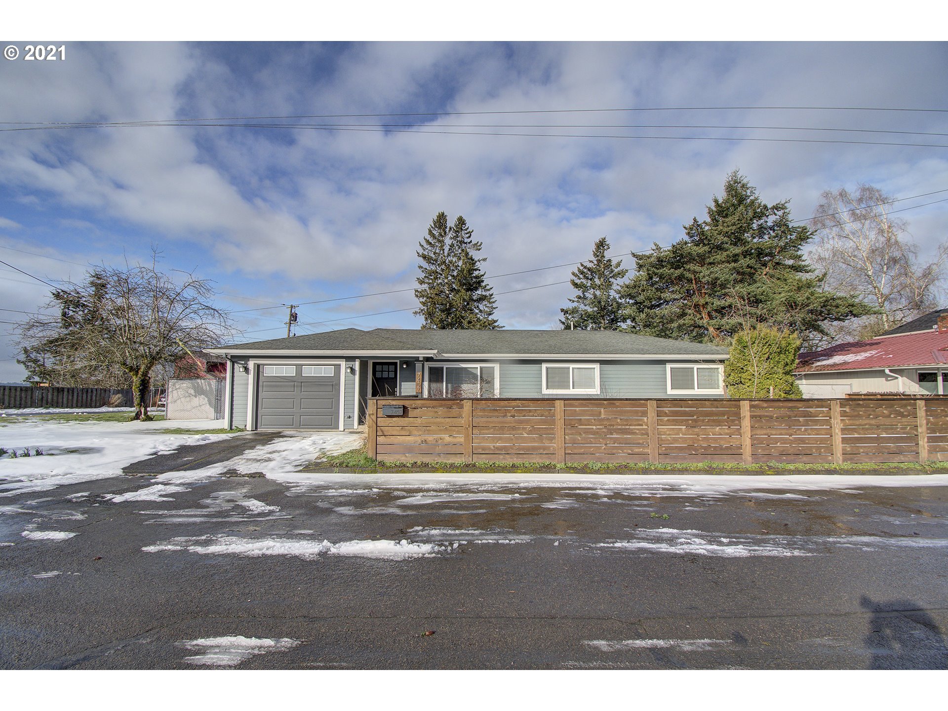 7457 SE 49TH AVE (1 of 26)