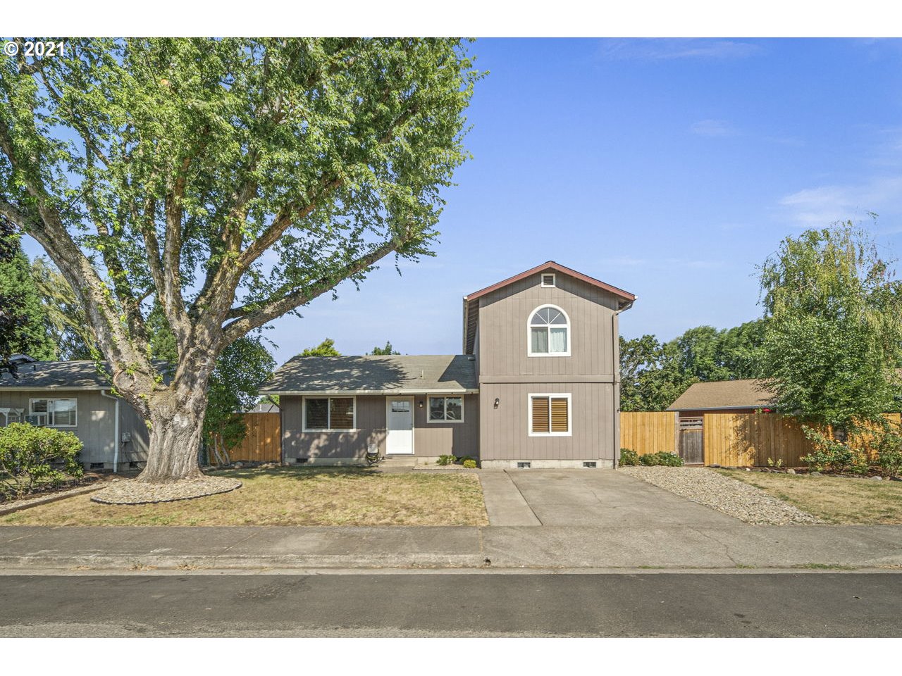 825 S 8TH PL (1 of 20)