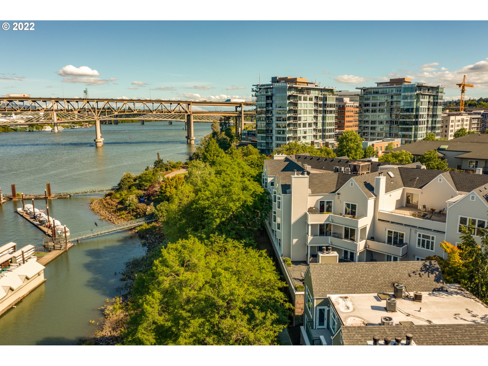 Browse active condo listings in RIVERPLACE
