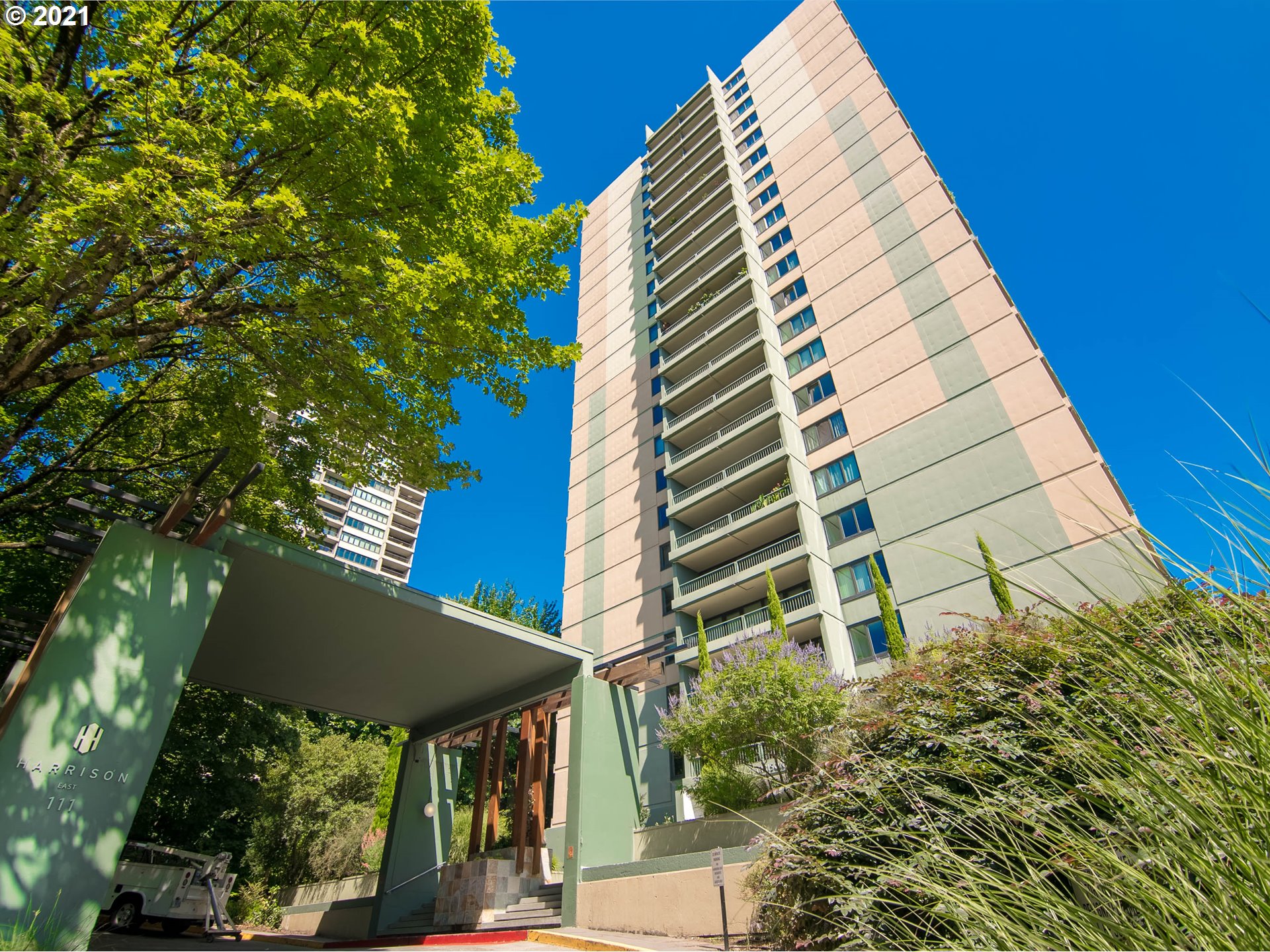 More Details about MLS # 22572470 : 111 SW HARRISON ST 3B