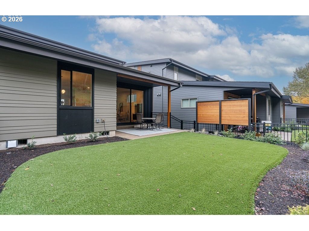 133 SHELTON MCMURPHEY BLVD, Eugene, OR, 97401