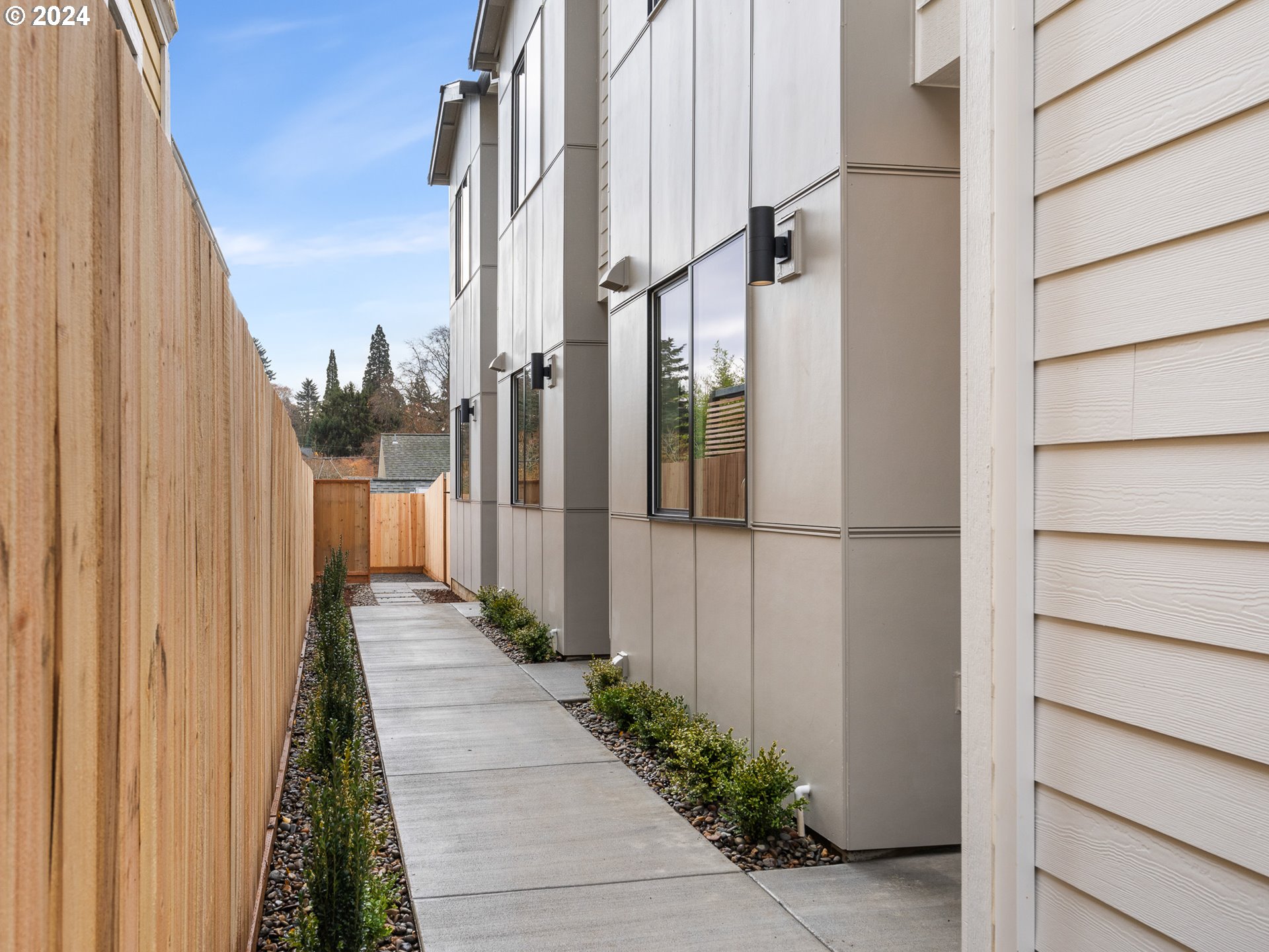 Photo #2: 130989793 Listing 