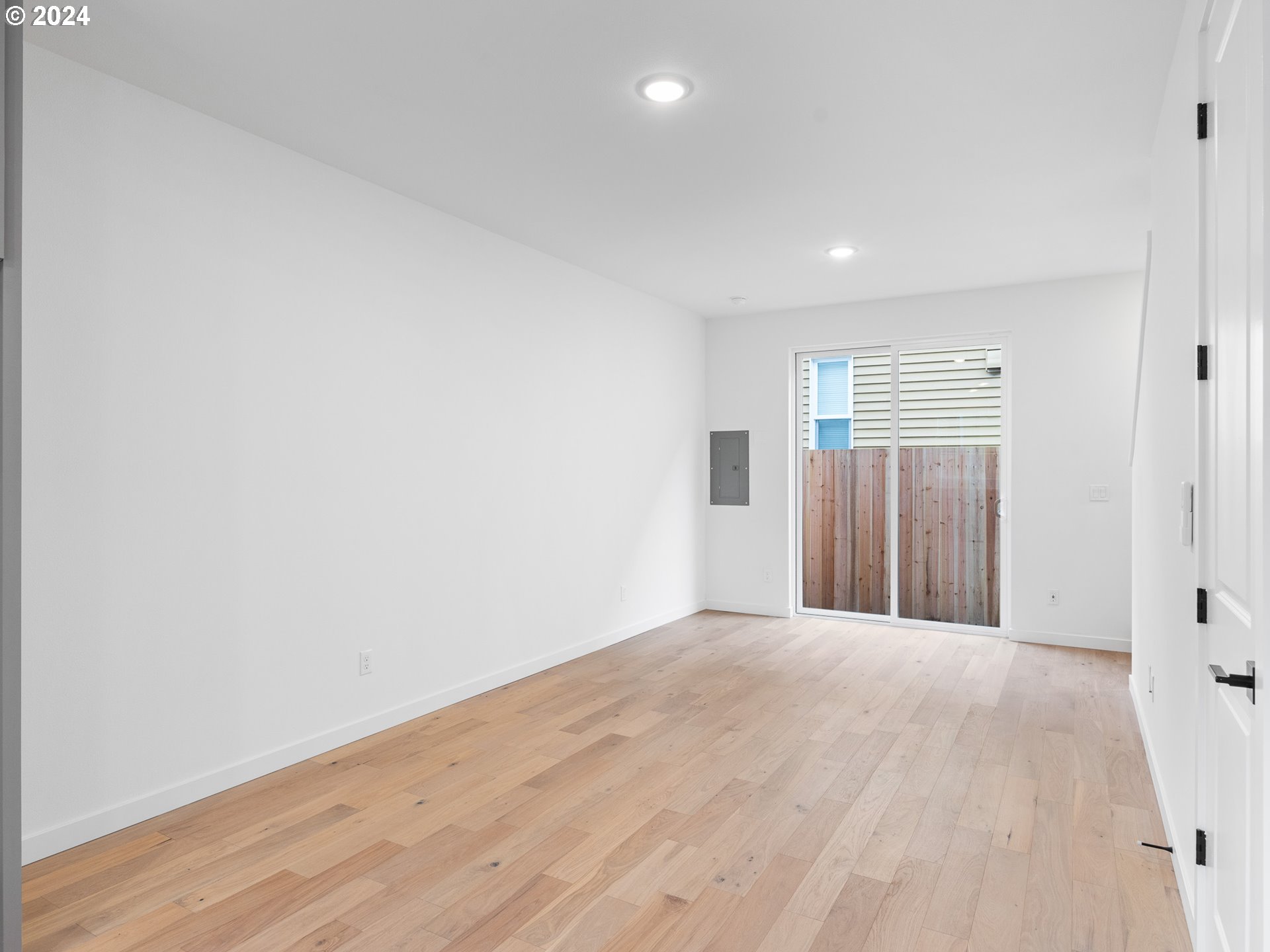 Photo #3: 130989793 Listing 