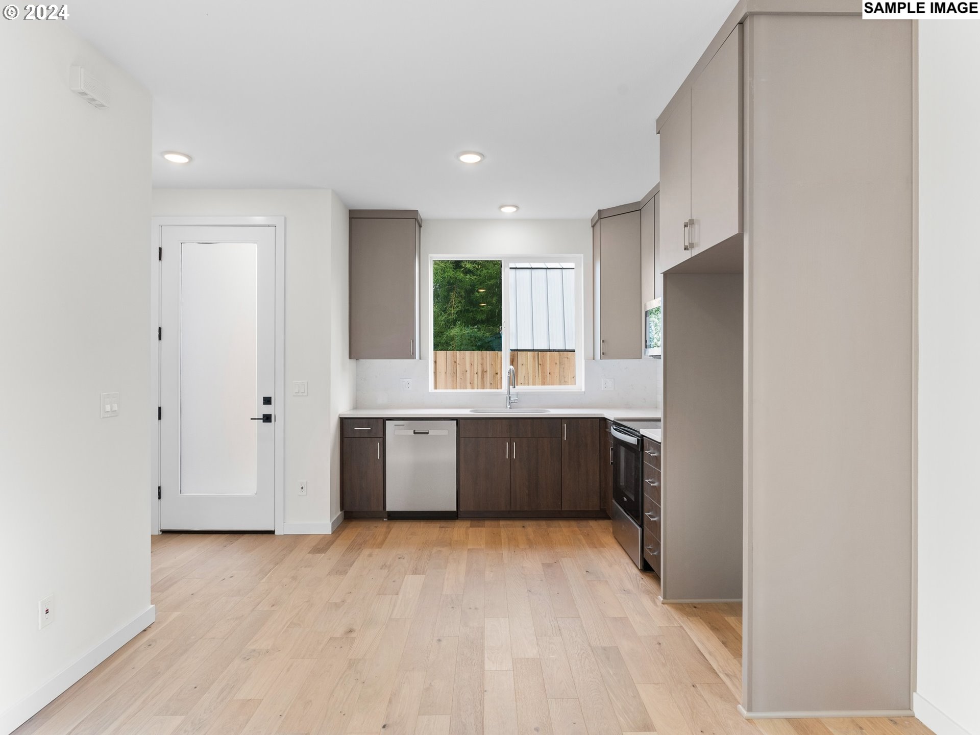 Photo #5: 130989793 Listing 