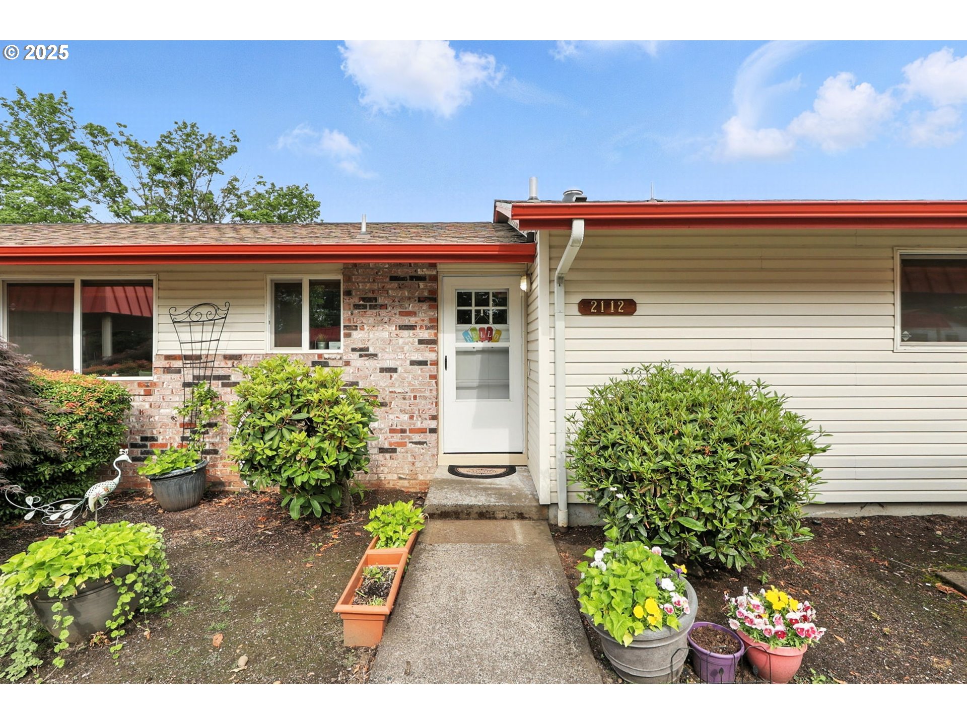 Tidy and convenient living in SE Portland. This 2-bedroom, 1 bathroom condo is located just steps from the community pool and clubhouse, making it easy to unwind or connect with neighbors. The layout is efficient, with an open living area that gets good natural light. Laundry is in-unit, and parking is included with two parking spaces. Whether you’re downsizing, just starting out, or looking for a low-maintenance place to land, this unit is a simple and practical choice in a well-connected area. Land and Unit sold seperately please do your due diligence