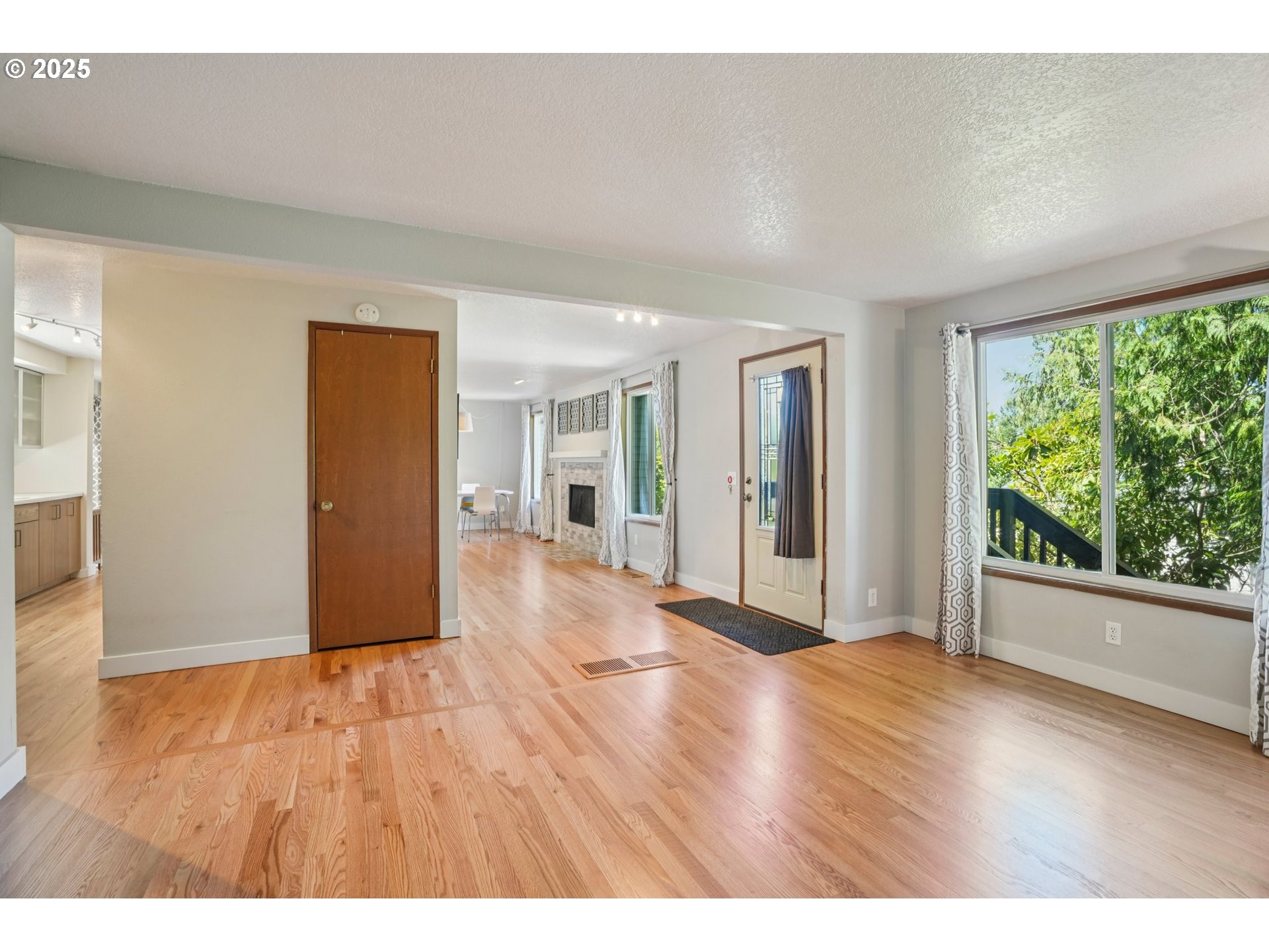 Photo #5: 139096977 Listing 