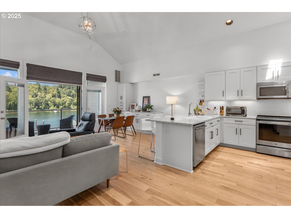 Photo #9: 142982210 Listing: Photo #9