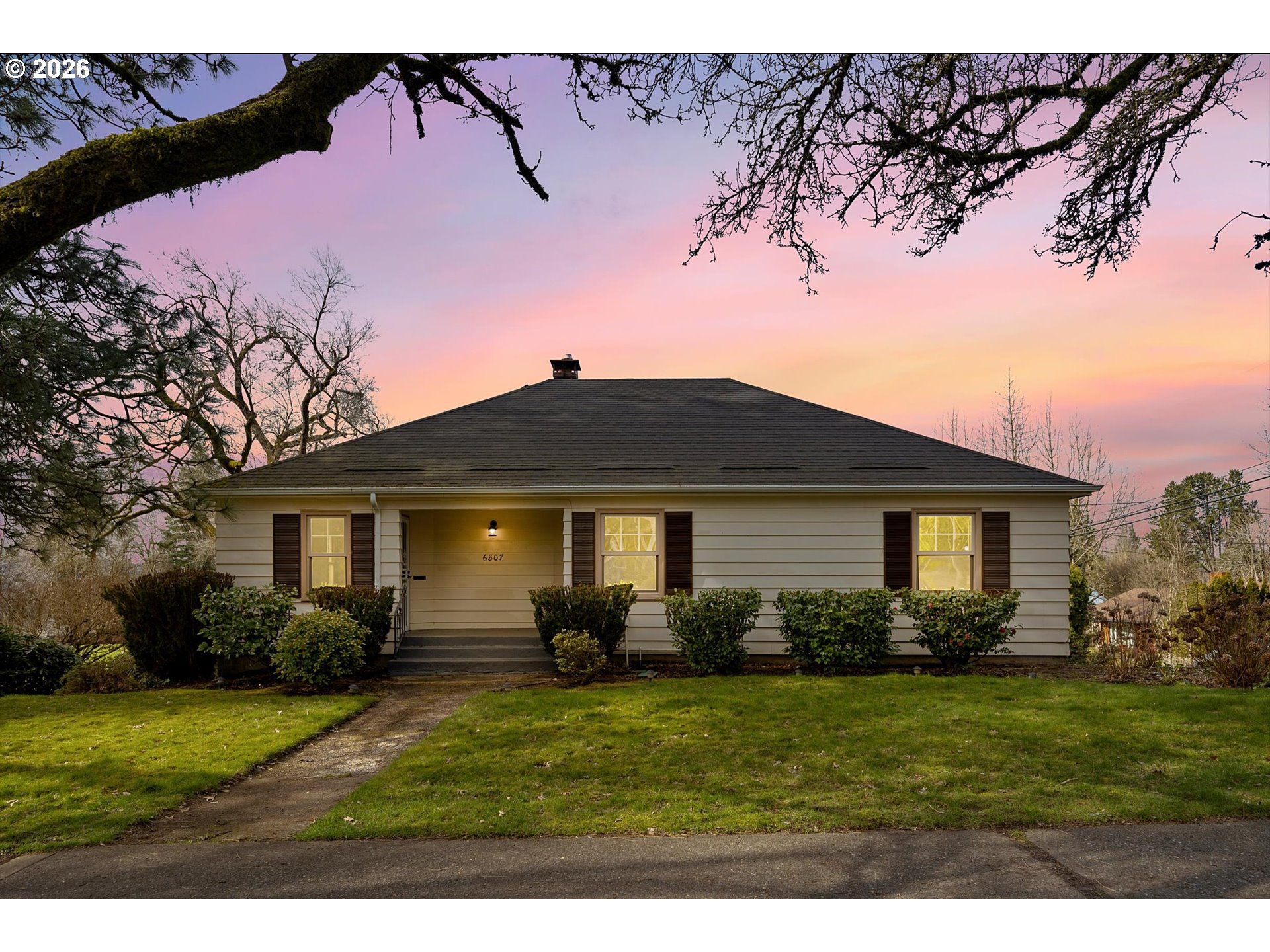 6807 SE CESAR E CHAVEZ BLVD, Portland, OR, 97202