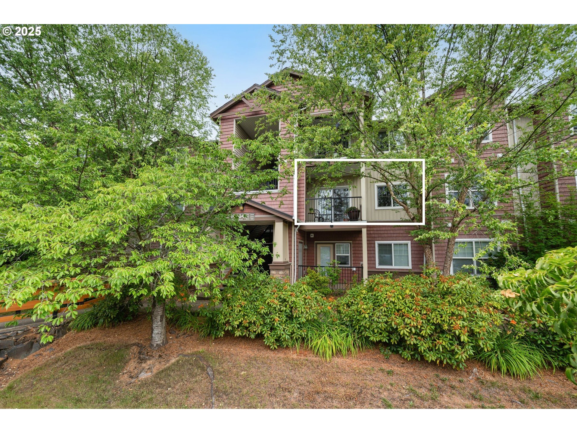 More Details about MLS # 160844457 : 10664 NE HOLLY ST 206