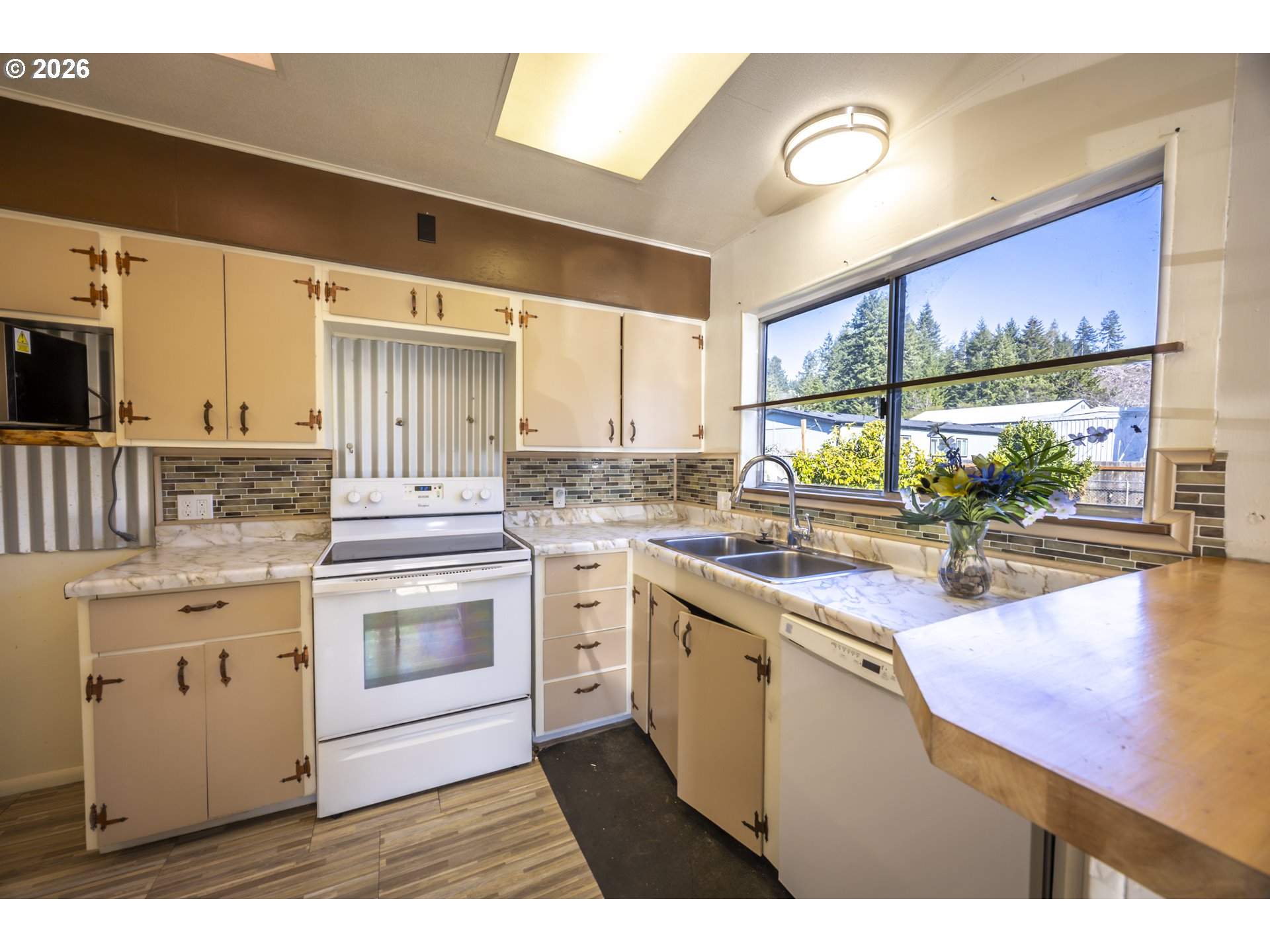 550 N 8TH ST, Lakeside, OR, 97449