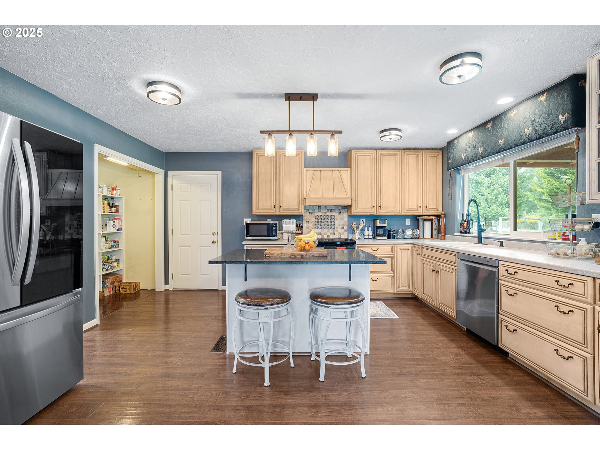 Kitchen-Eating Area