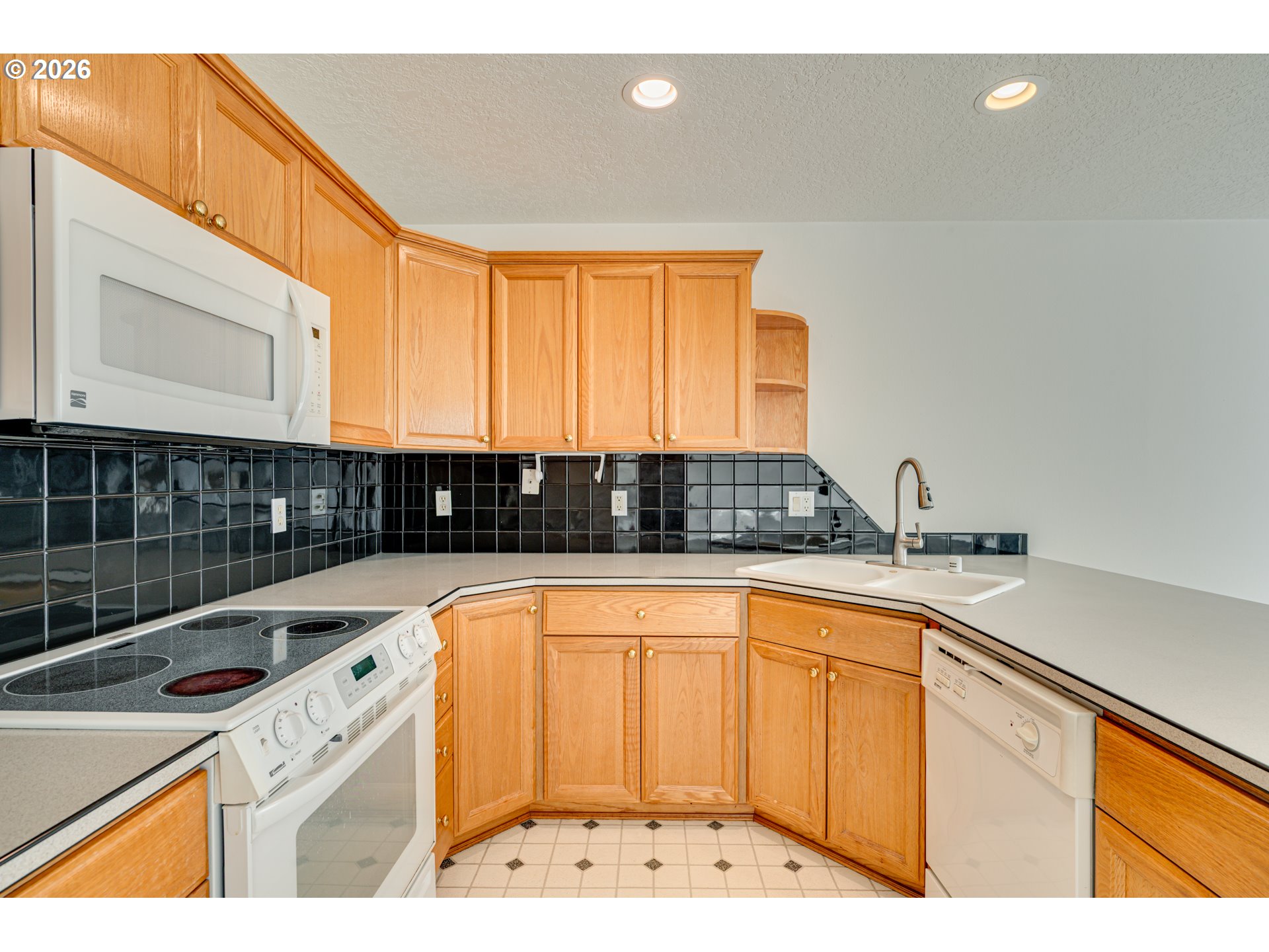 Photo #6: 176467331 Listing: Photo #6