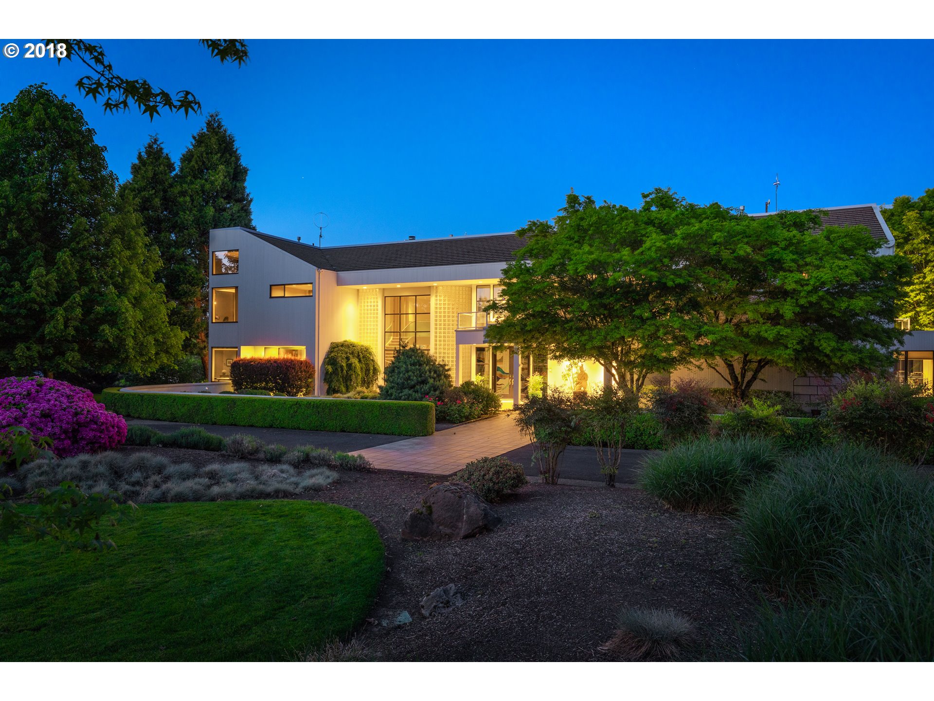 23388 STAFFORD HILL DR SW West Linn, Oregon Modern 7,094 sq. ft. home in West Linn gated community on 20 park-like acres. Custom designed with amazing indoor pool & spa house with telescoping doors that open to patio. Gorgeous finishes throughout incl Birdseye cherry & zebrawood, chefs kitchen with deluxe appliances, sound-isolated home theater, 5 bedrooms & 6 baths incl. 2nd master on main. Fully automated light and audio control throughout. Beautiful pond with creek & grounds.
