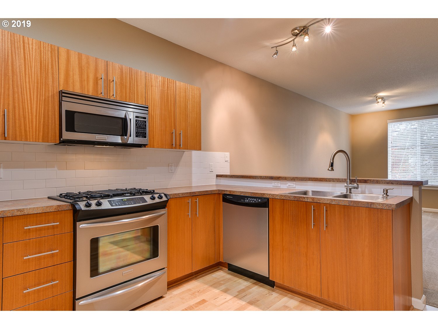 Photo #2: 19097322 Listing 