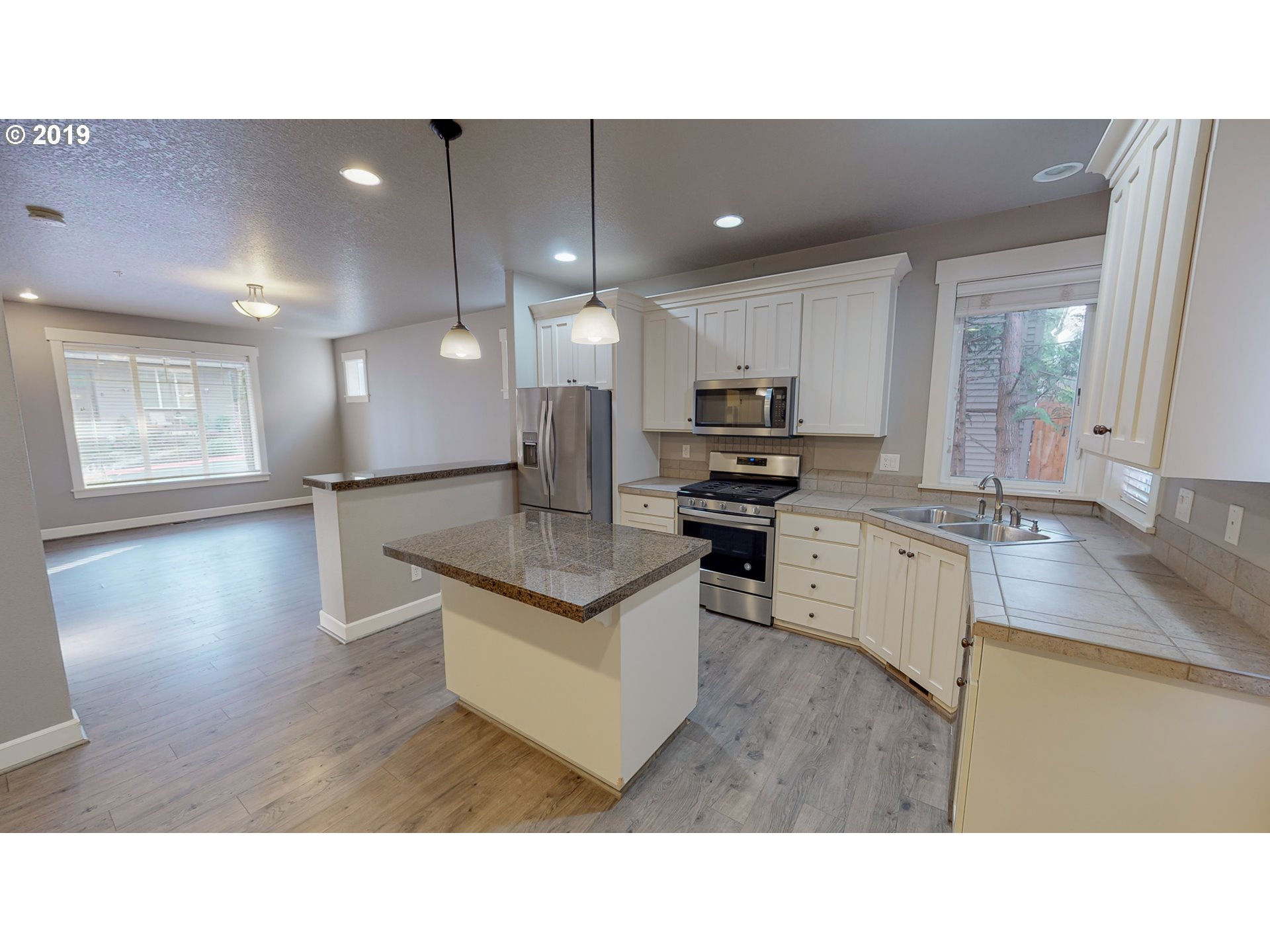 Photo #2: 19111329 Listing 