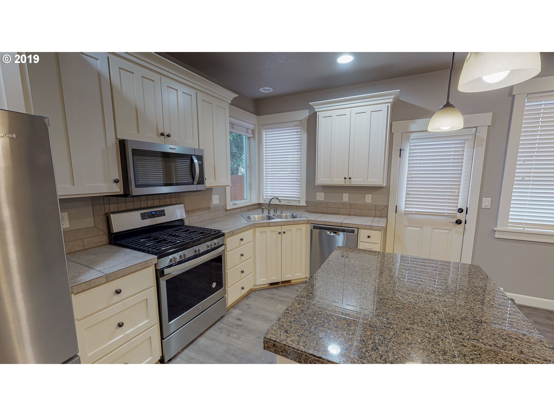 Photo #3: 19111329 Listing 
