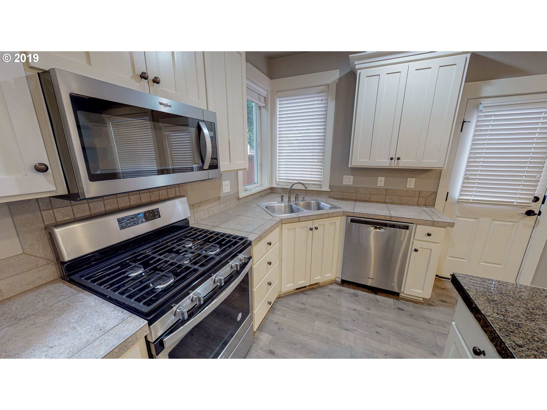 Photo #4: 19111329 Listing 