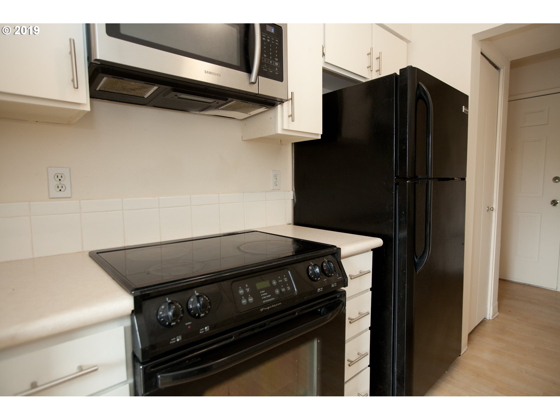 Photo #5: 19279106 Listing 