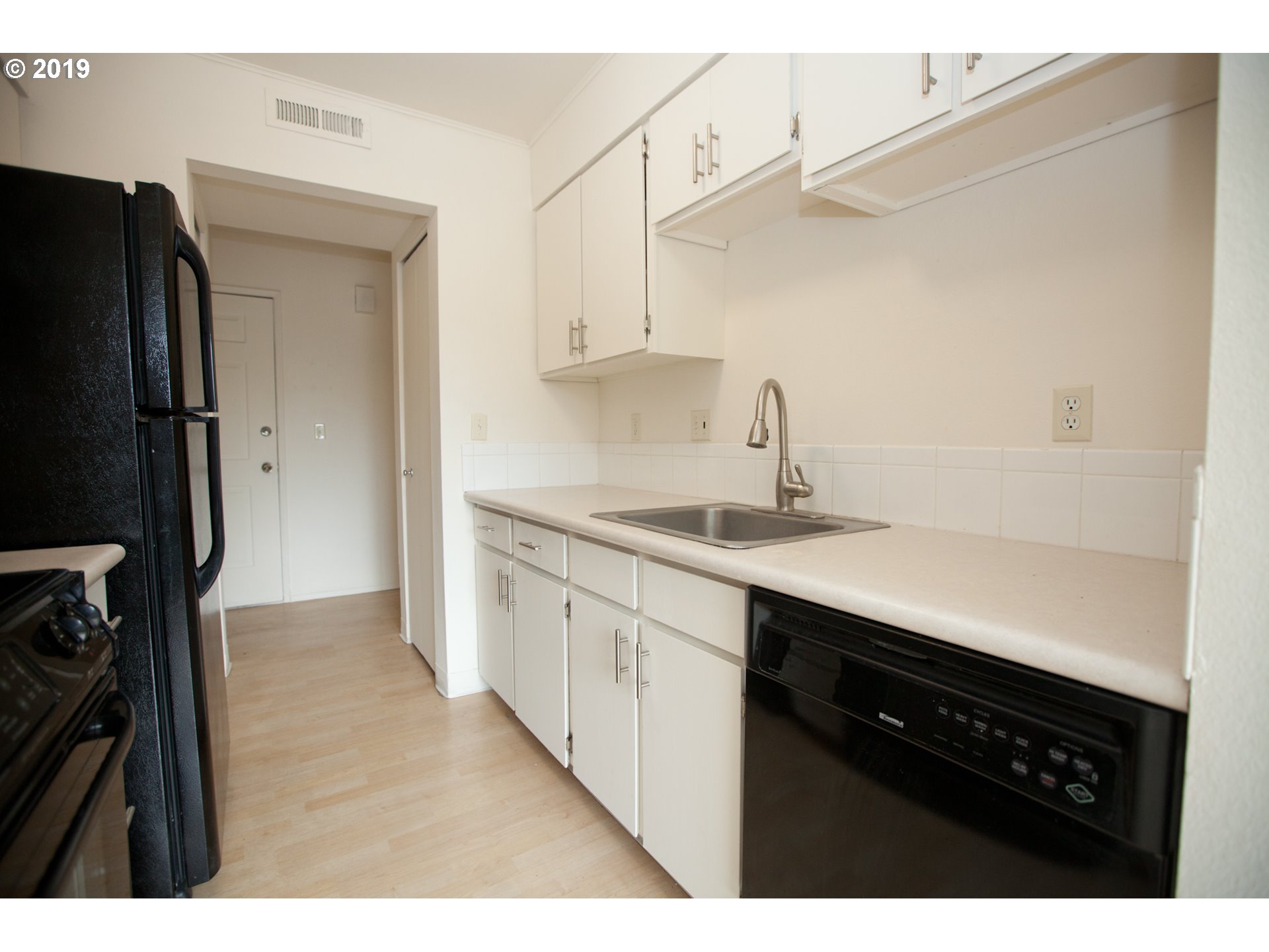 Photo #6: 19279106 Listing 