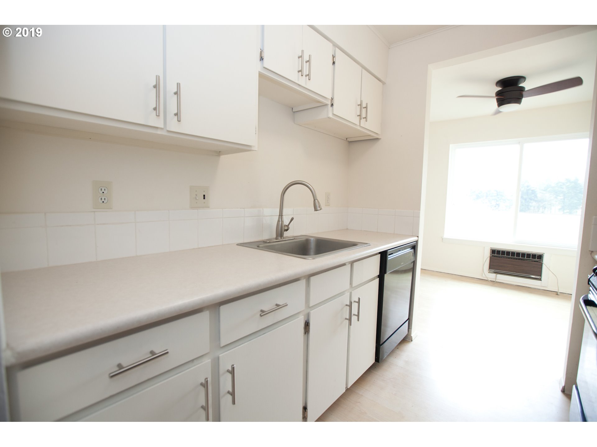 Photo #4: 19279106 Listing 