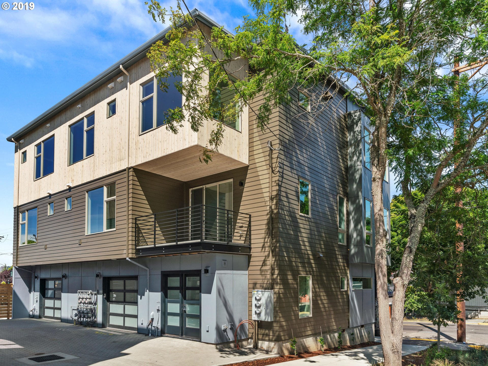 More Details about MLS # 19443873 : 2896 SE DIVISION ST 1