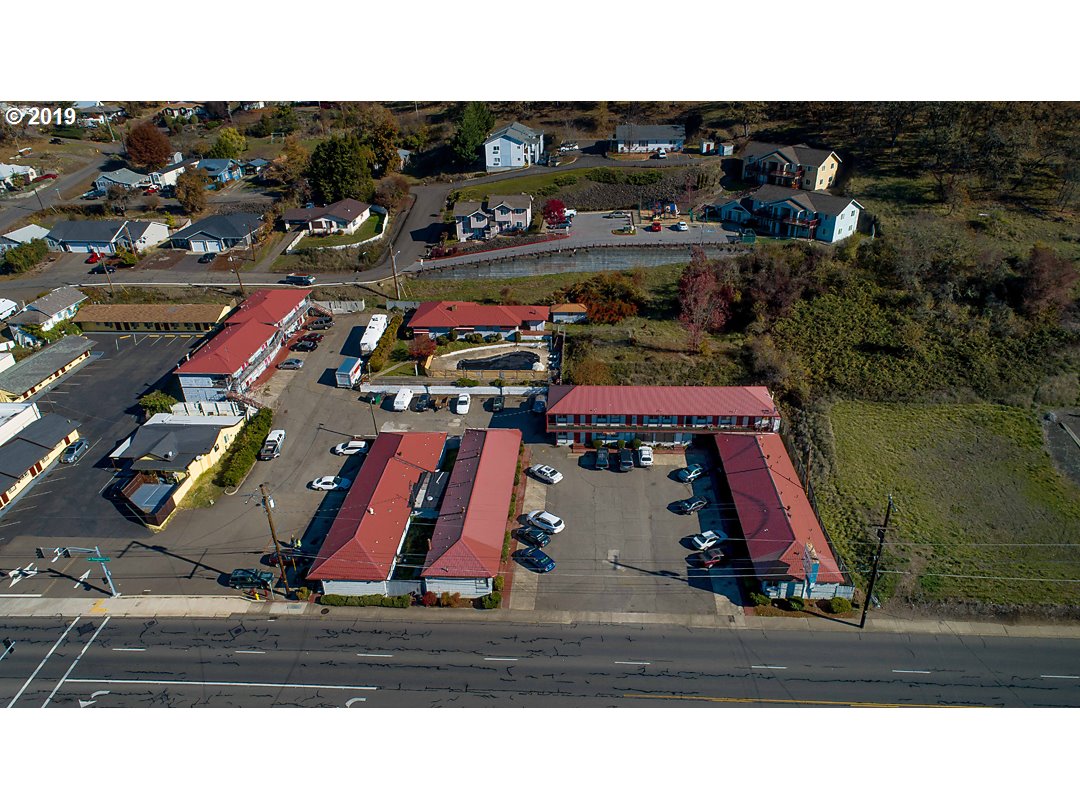 1067 NE STEPHENS ST (1 of 21)