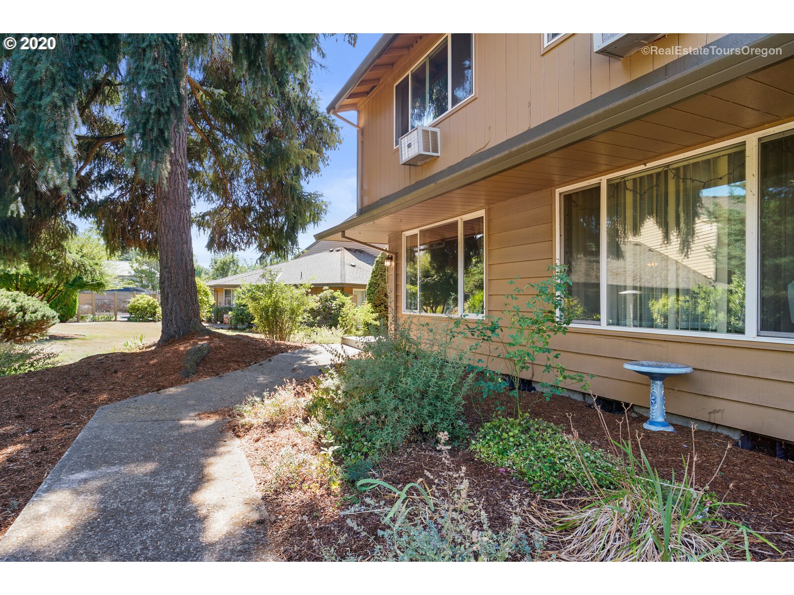 Photo #3: 20021208 Listing 