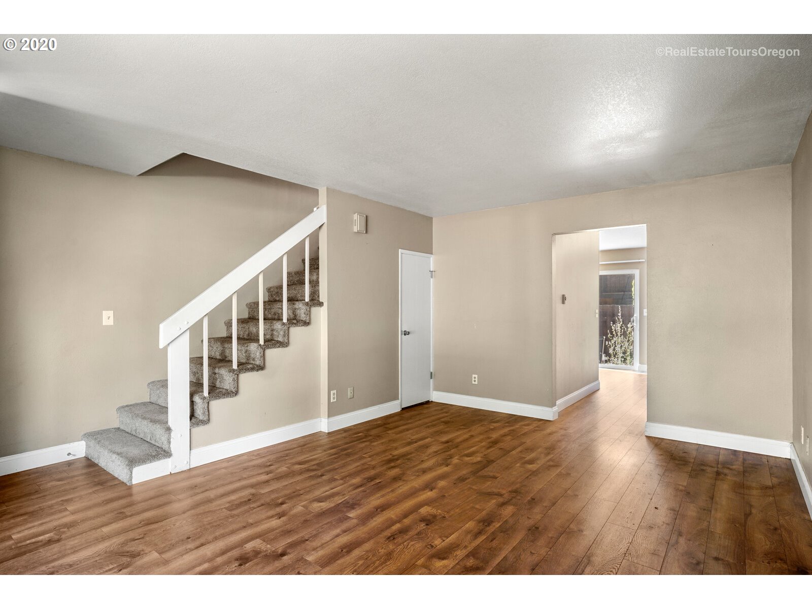 Photo #6: 20021208 Listing 
