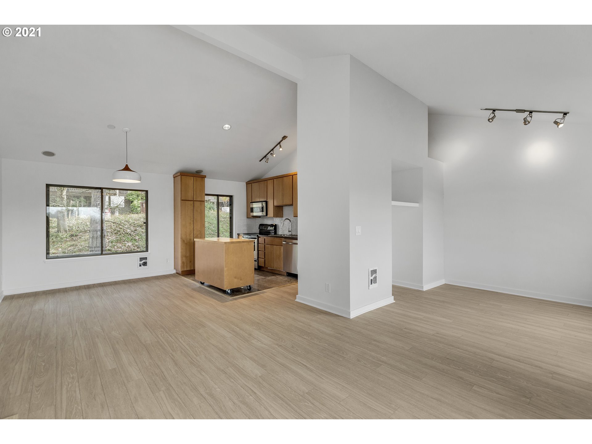 Photo #5: 20064218 Listing 