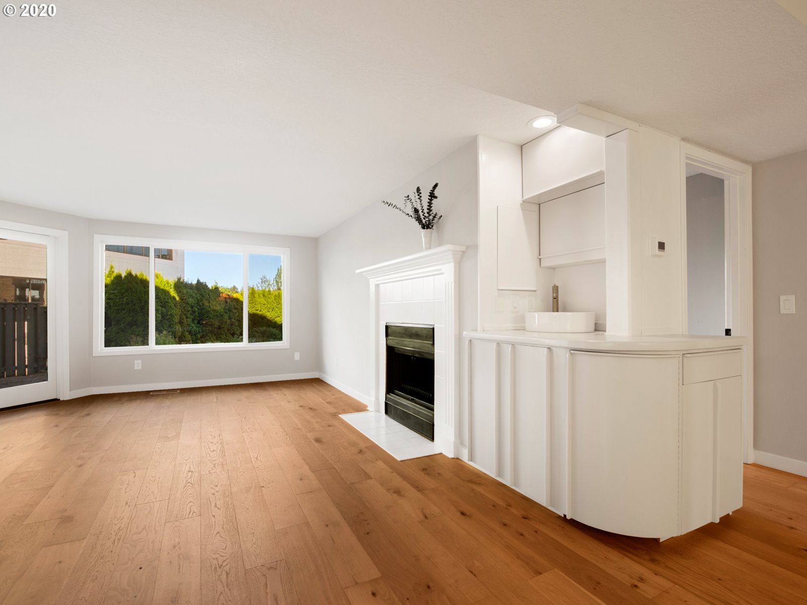 Photo #6: 20084078 Listing 