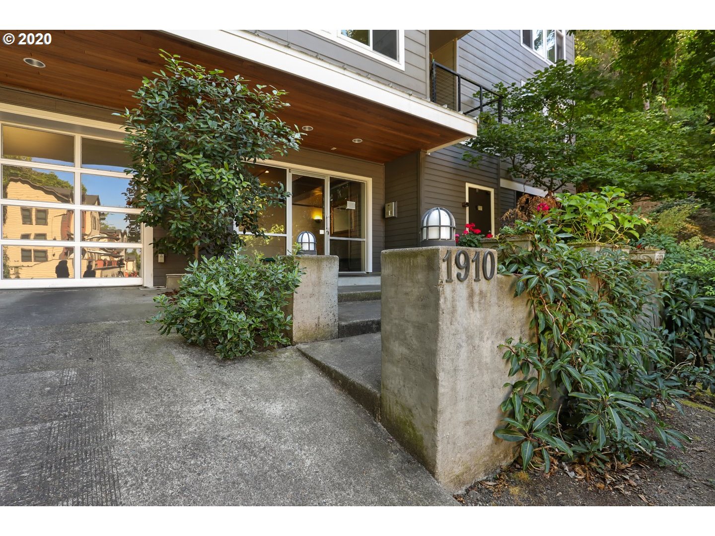 Photo #2: 20122084 Listing 