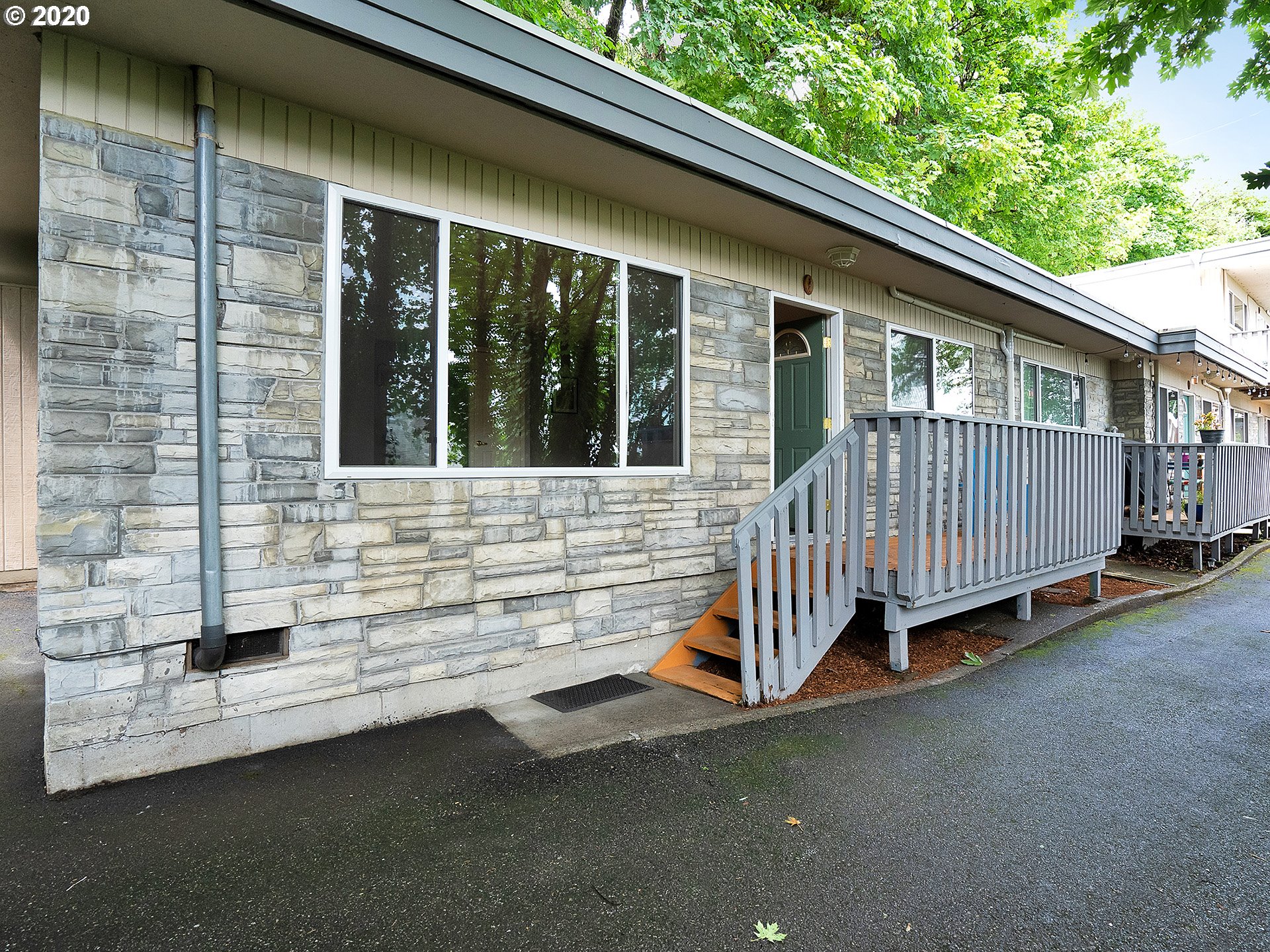 Photo #2: 20137505 Listing 